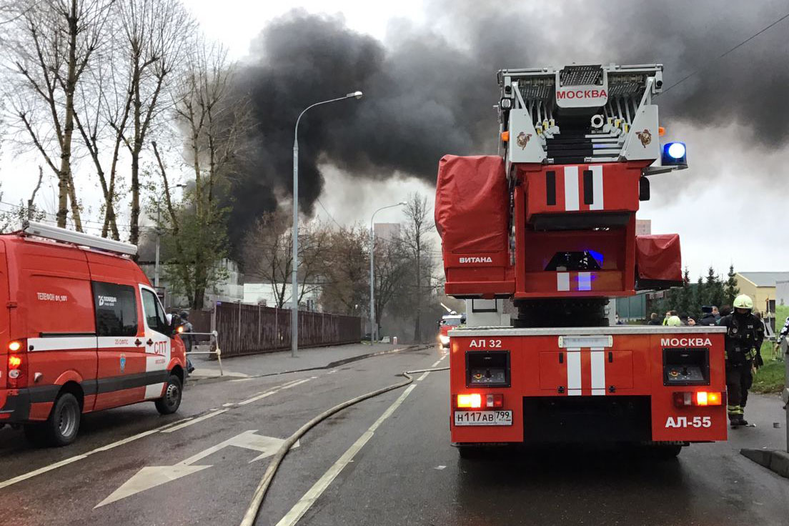 Пожар на складе с газовыми баллонами локализовали в Москве