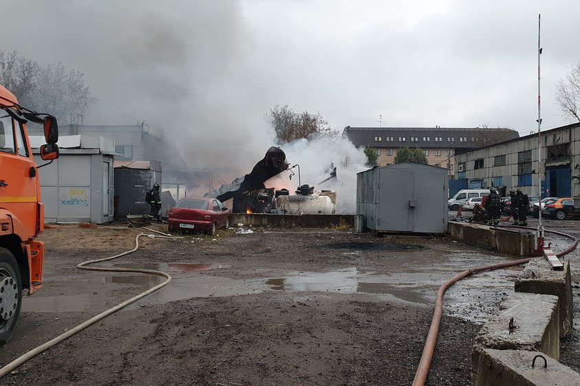 Пожар на складе с газовыми баллонами на юге Москвы потушили