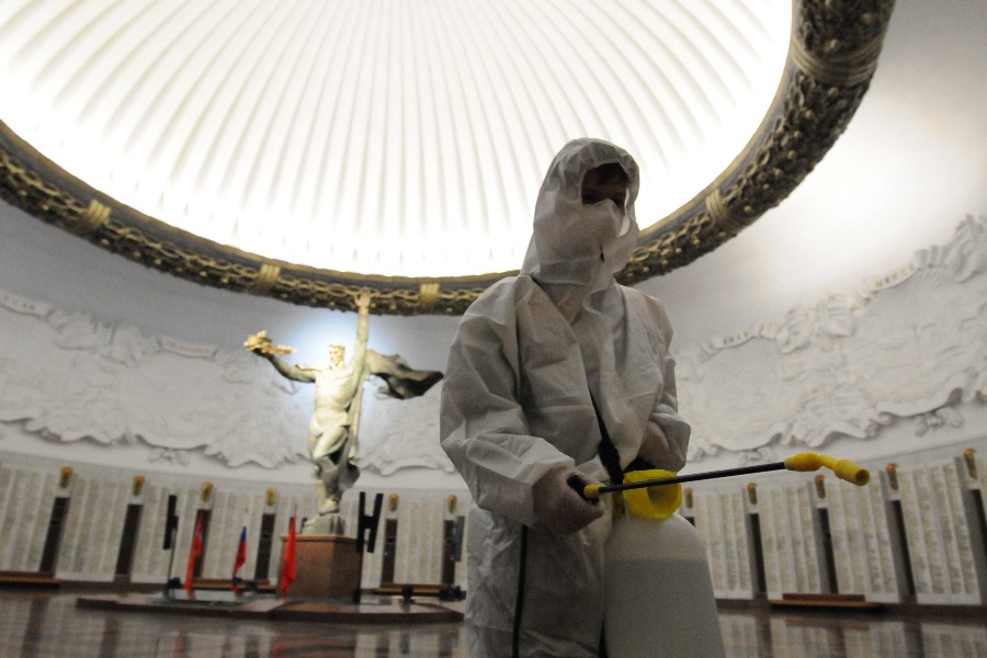 Доброволец корпуса спасателей, студентка Московского государственного психолого-педагогического университета Екатерина Громцева обрабатывает дезинфицирующим раствором экспонаты Зала Славы в Музее Победы на Поклонной горе