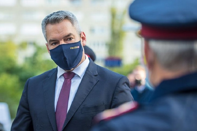 Глава МВД Австрии назвал стрельбу в Вене терактом