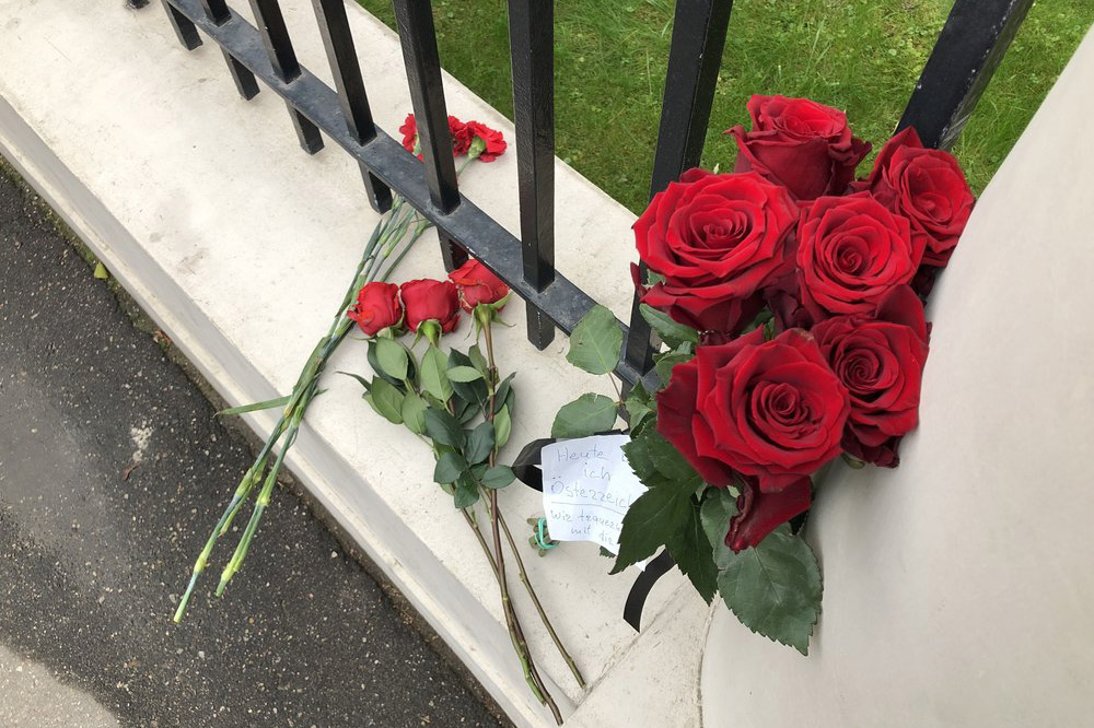 Москвичи принесли цветы и свечи к посольству Австрии после теракта в Вене