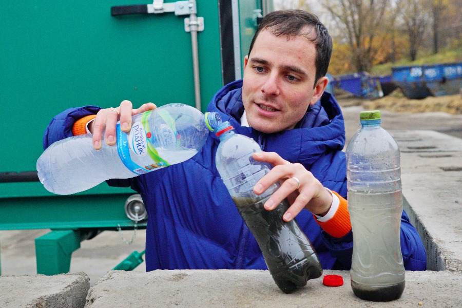 Начальник управления экологической безопасности ГУП «Мосводосток» Кирилл Алексеев демонстрирует, как работает флокулянт, фильтрующий воду и ил