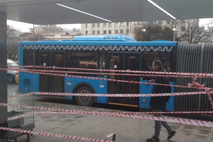 Мосгортранс попросит возместить убытки за поврежденную остановку на Садовом кольце