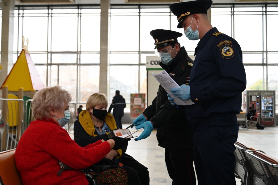 Главный инспектор ОАТИ Антон Голубев и сержант полиции Шаварш Геворкян проверяют соблюдение масочного режима на Белорусском вокзале