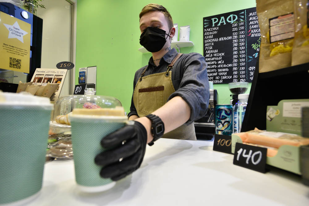 Более 18,5 тысячи нарушений мер по COVID-19 выявили в организациях Москвы с осени