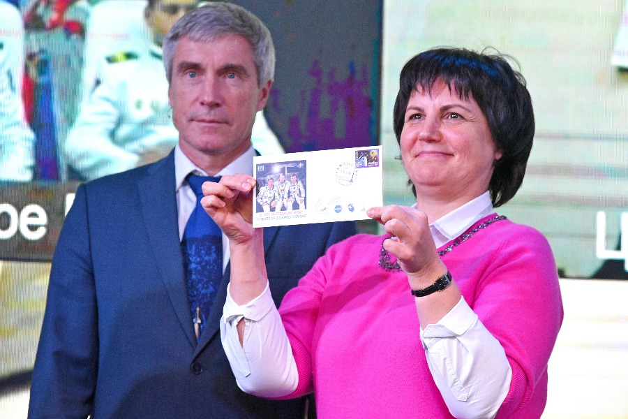 Директор Музея космонавтики Наталья Артюхина держит конверт с изображением первого экипажа МКС, в составе которого был Сергей Крикалев