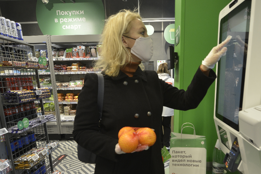 Москвичка Анастасия Агеенкова делает покупки в одном из первых столичных супермаркетов, где нет продавцов и кассиров. Технологии автоматизированных продаж стали особенно актуальны во время пандемии коронавирусной инфекции