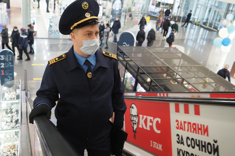 Главный инспектор ОАТИ Москвы Антон Камнев во время проверки торгового центра