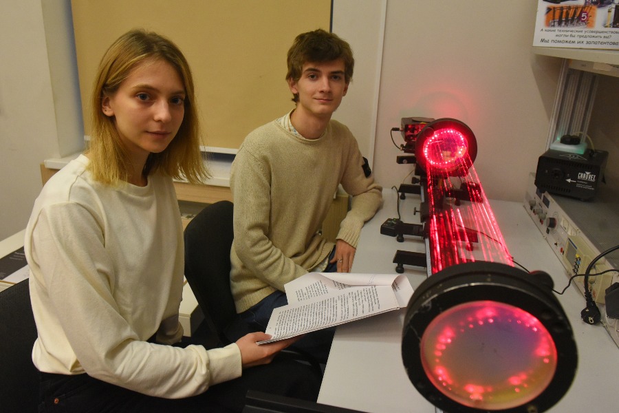 Студенты МГТУ имени Баумана Алина Мелехина и Алексей Мейерханс представили на выставке свой проект — многолучевой интерферометр