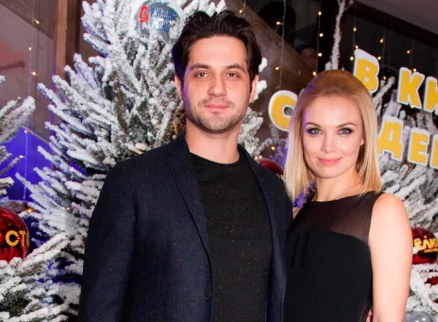 Богатырев опубликовал снимок прогулки с Арнтгольц и новорожденным сыном