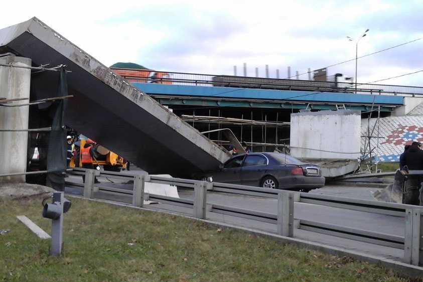 Часть бетонной конструкции обрушилась на пересечении МКАД и Рублевского шоссе