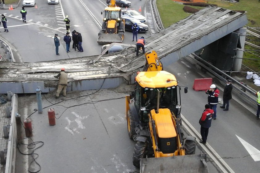 Рублевское шоссе перекрыли из-за упавшей части бетонной конструкции