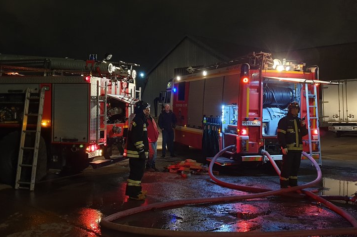 Ангар обрушился при пожаре на севере Москвы