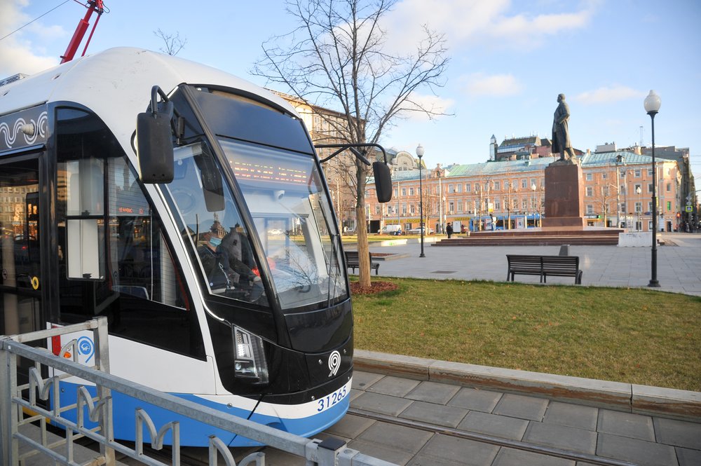 Трамвайные пути открыли после ремонта на улице Шаболовке