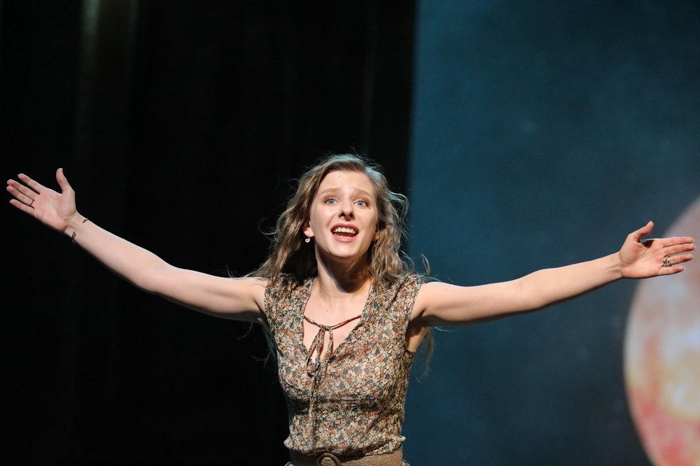 «Жжет!»: Арзамасова исполнила фирменный танец своей героини из сериала «Папины дочки»