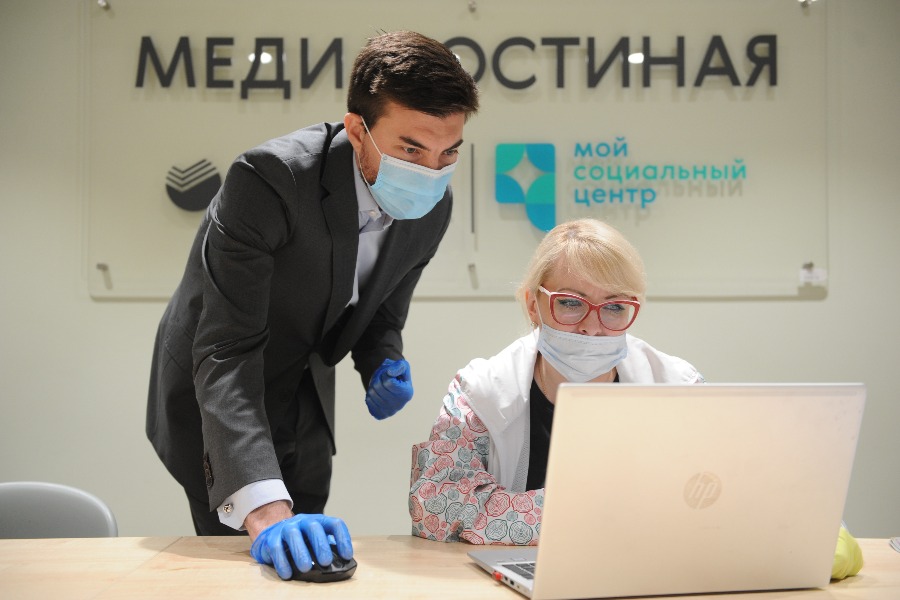Руководитель «Моего социального центра» в Таганском районе Даниил Толмачев и арт-менеджер Светлана Куприянова проверяют расписание дистанционных встреч клубов по интересам. Несмотря на пандемию, центр продолжает работать в онлайн-формате