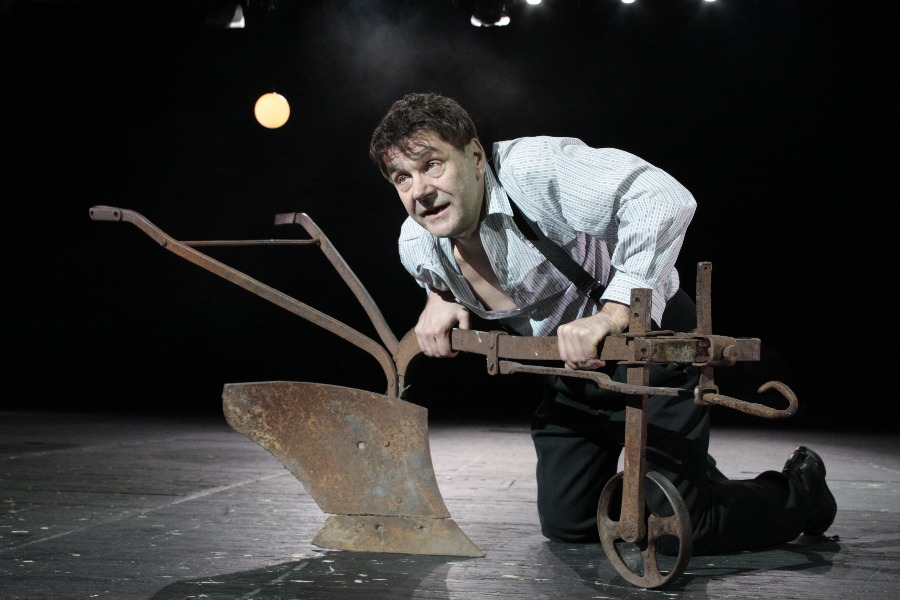 Сергей Маковецкий в роли Дяди Вани. Иван Петрович Войницкий остается одним из важнейших чеховских персонажей