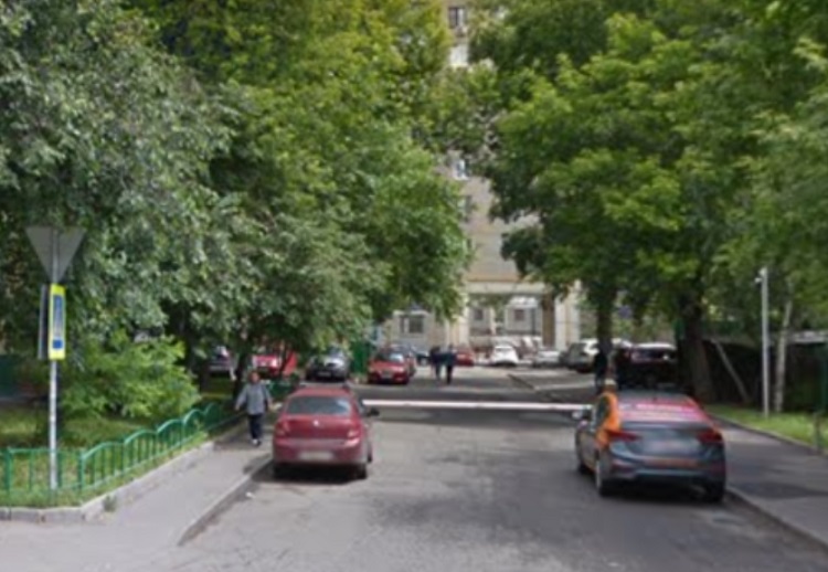 Нелегальный шлагбаум демонтировали возле дома на севере Москвы