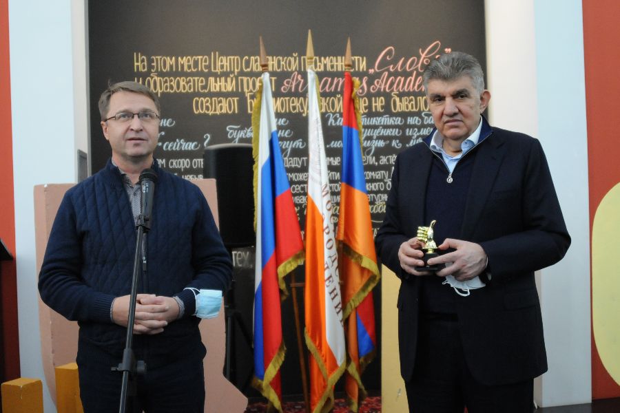 Президент Союза армян России Ара Абрамян (справа) награждает лауреата конкурса, посвященного 75-летию Победы, Дмитрия Полянина