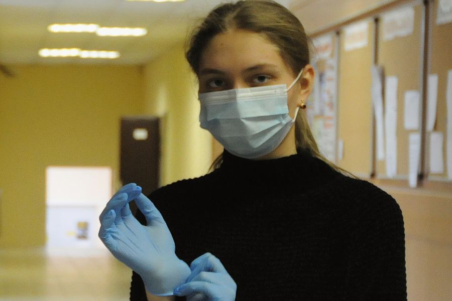 Студентка Анастасия Федотова соблюдает масочно-перчаточный режим даже в холодное время года