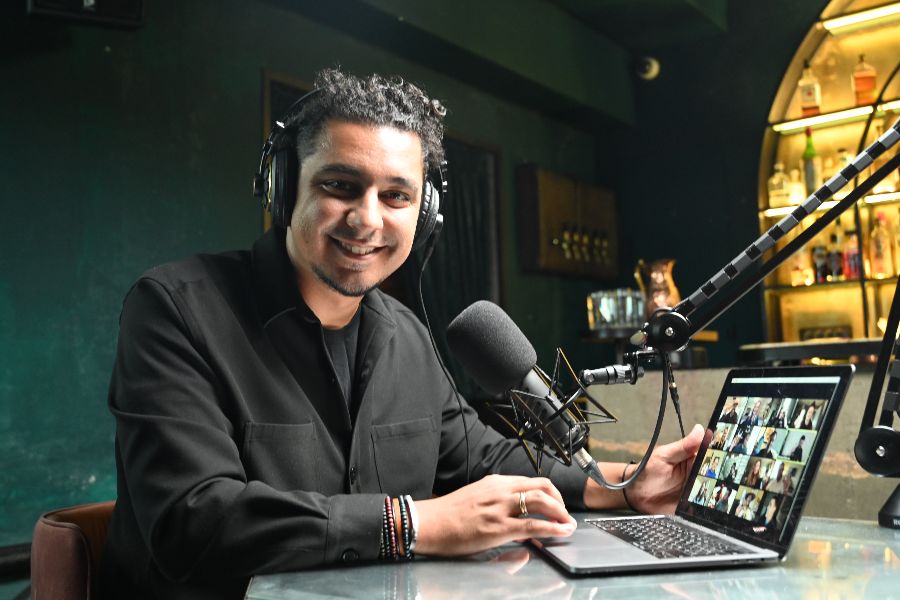 Телеведущий и ведущий мероприятий Адис Маммо проводит вечеринки в дистанционном формате в студии в одном из баров в центре города. Он уверяет: 80 процентов мероприятий в столице в данный момент проходят онлайн