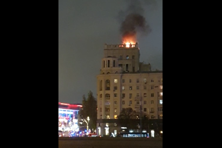 Здание загорелось на Набережной Тараса Шевченко в Москве