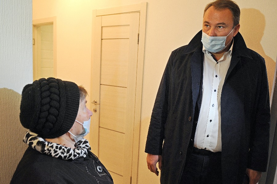 Депутат Госдумы РФ Петр Толстой и местная жительница Татьяна Лунина проверяют, как устраняют недочеты в доме, построенном по реновации