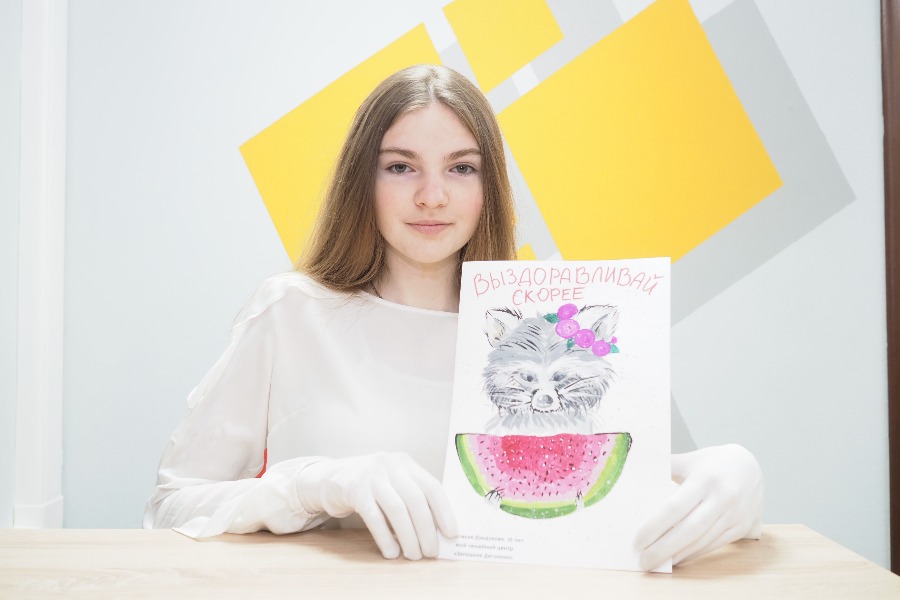 Подопечная «Моего семейного центра» района Западное Дегунино Анастасия Дундукова в рамках акции «Все будет хорошо» нарисовала картину с пожеланием скорейшего выздоровления. Ее рисунок в ближайшее время передадут одному из тех, кто сейчас проходит лечение от коронавируса