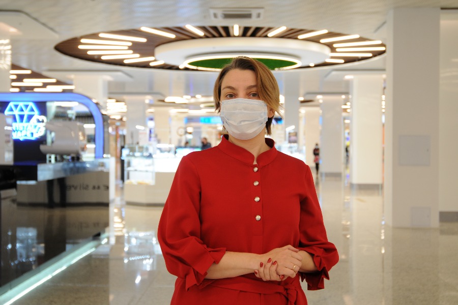 Москвичка Ольга Волкова в торговом центре возле станции метро «Щелковская», куда она в рабочие дни ходит на обед. Трудоустроиться в пандемию на хорошую должность ей помогли в центре «Моя карьера». Там она прошла несколько тренингов и воспользовалась советами консультанта по составлению резюме