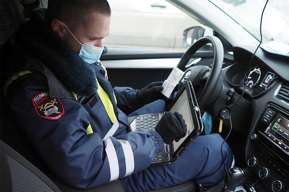 Троих нарушителей ПДД со штрафами почти на миллион рублей задержали в Москве