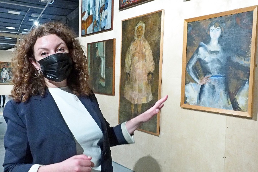 Директор Музея Москвы Анна Трапкова показывает экспозицию, посвященную ВХУТЕМАС