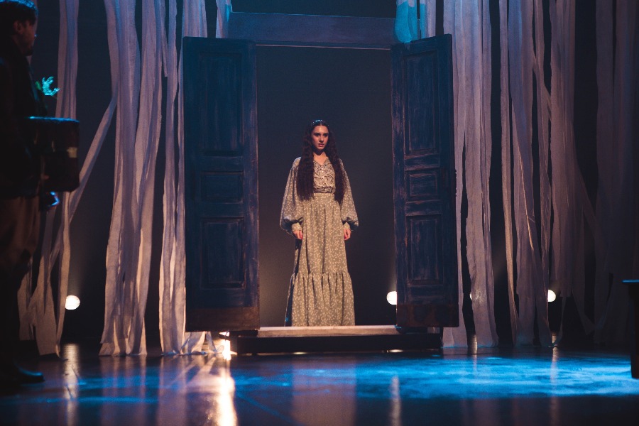 Актриса Мадлена Барциц в спектакле «Кровавая свадьба» Государственного русского театра драмы имени Искандера в Абхазии.