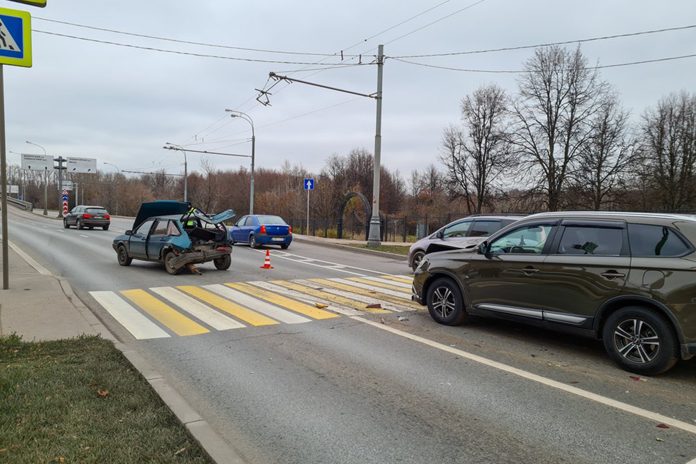 Водитель врезался в столб освещения в результате ДТП в центре столицы