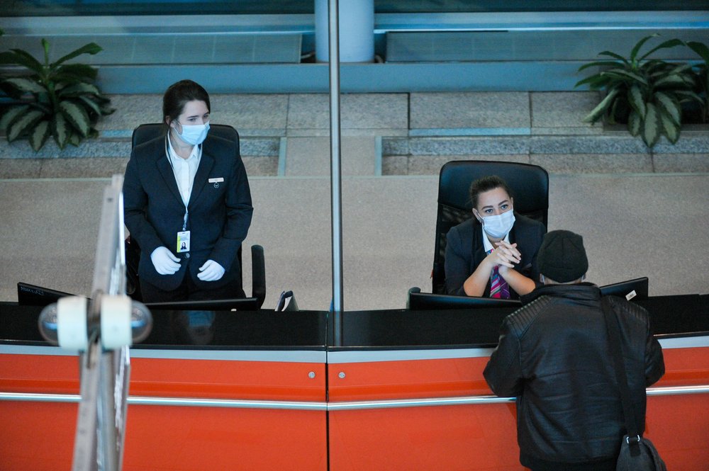 Власти Черногории отменили справки на COVID-19 для прибывающих