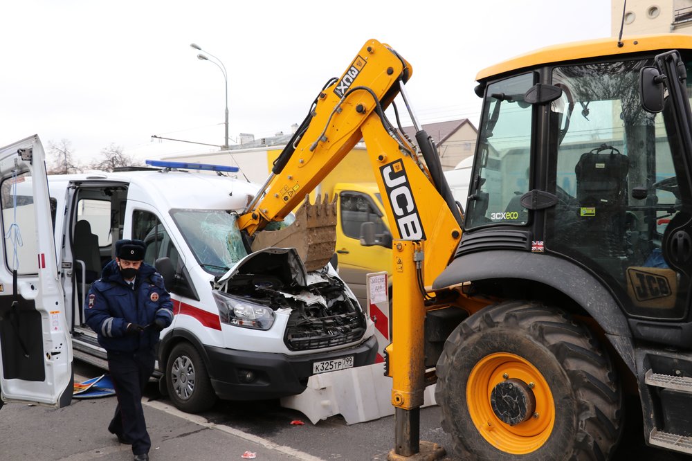 Фельдшер пострадал при столкновении трактора с машиной скорой помощи в Москве