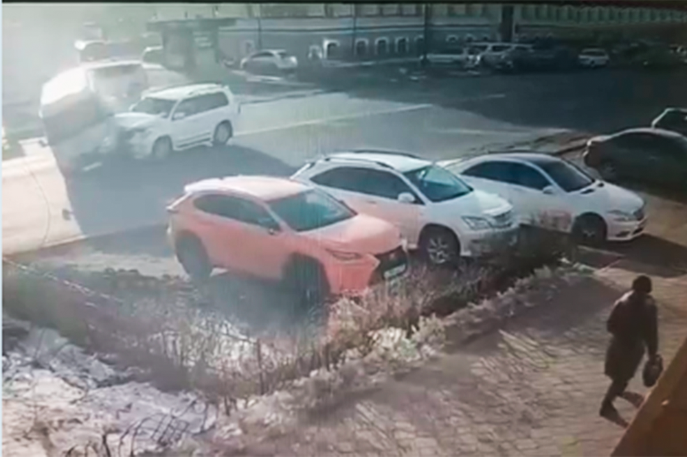 Сын министра Амурской области перевернул инкассаторскую машину и попал на видео