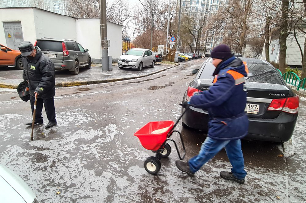 Городские службы приступили к противогололедной обработке в Москве