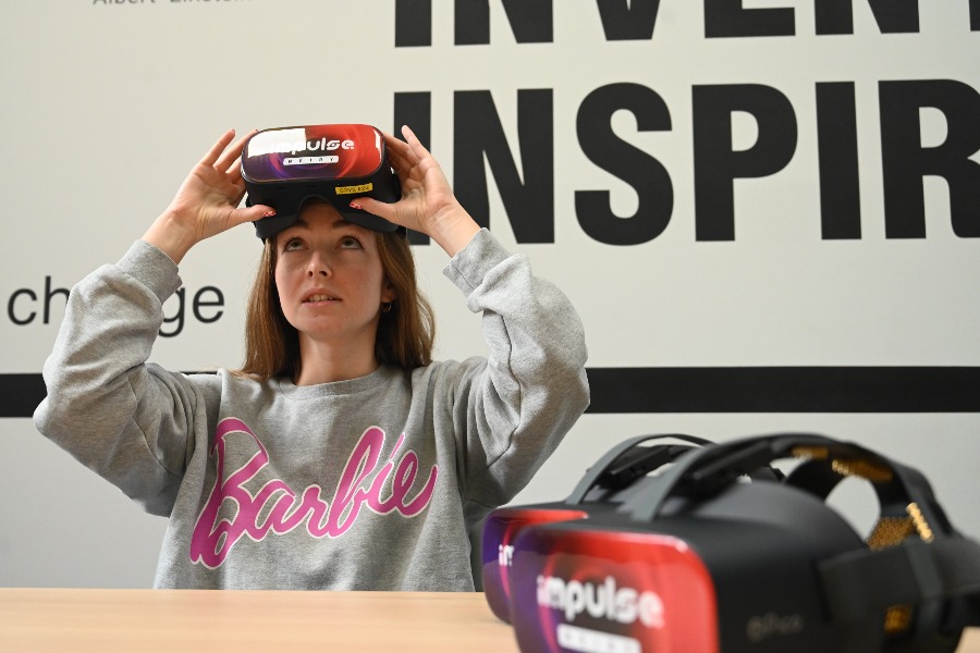 Дизайнер компании-разработчика проекта Анна Некрасова примеряет шлем виртуальной реальности. С помощью этого инновационного устройства школьники могут выполнять задания, не отвлекаясь на посторонние предметы