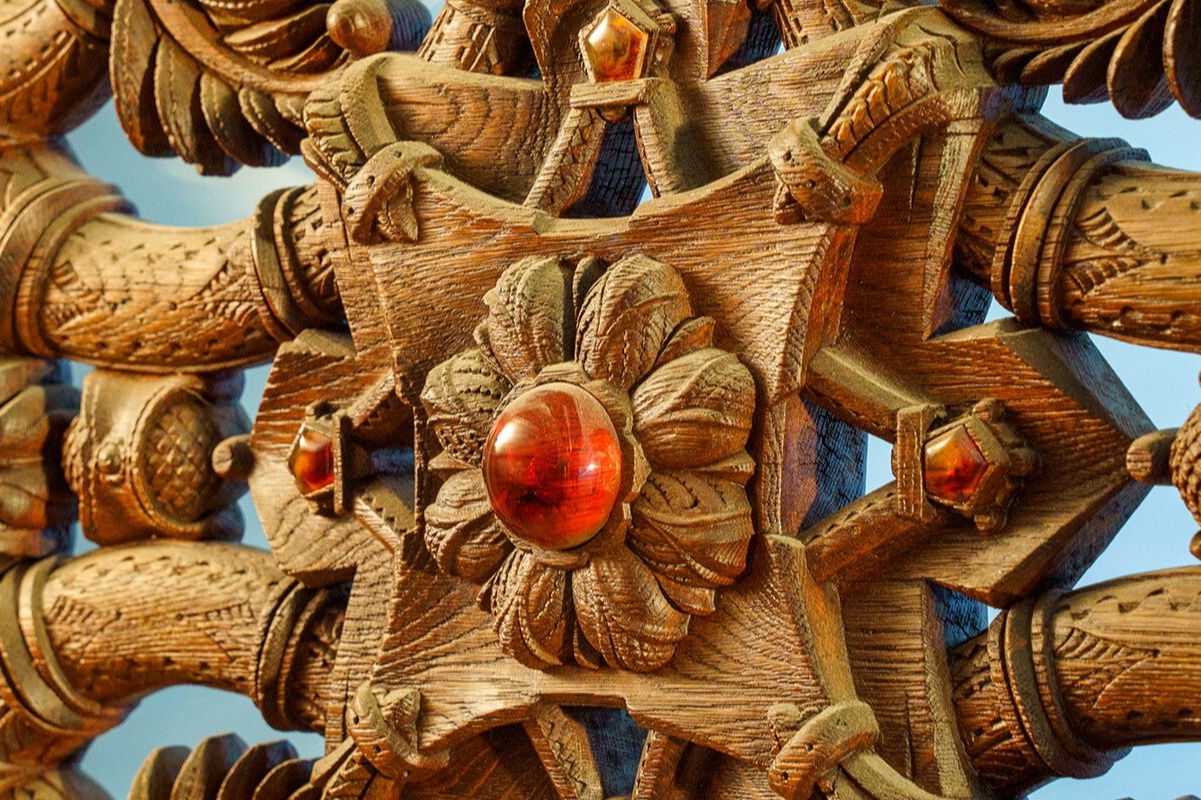 Москвичам рассказали, как реставрируют входные двери в павильоне № 5 на ВДНХ