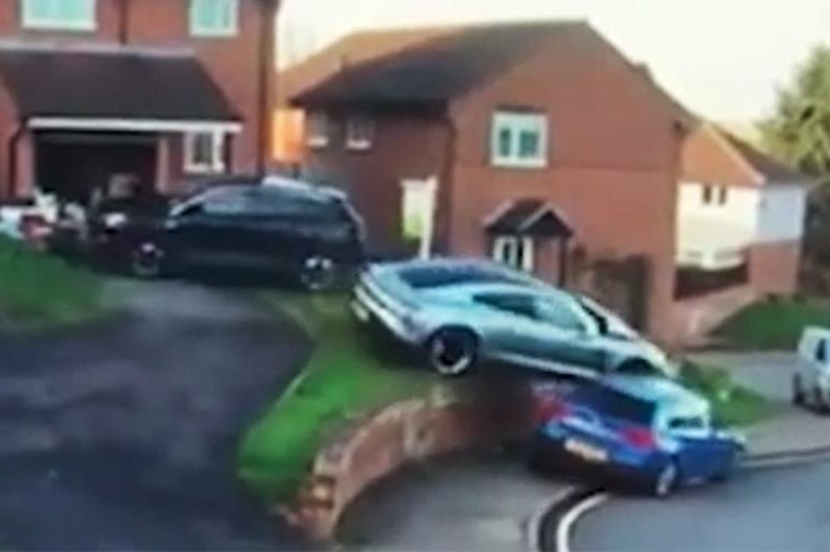 Водитель электрокара Porsche разбил два автомобиля при парковке