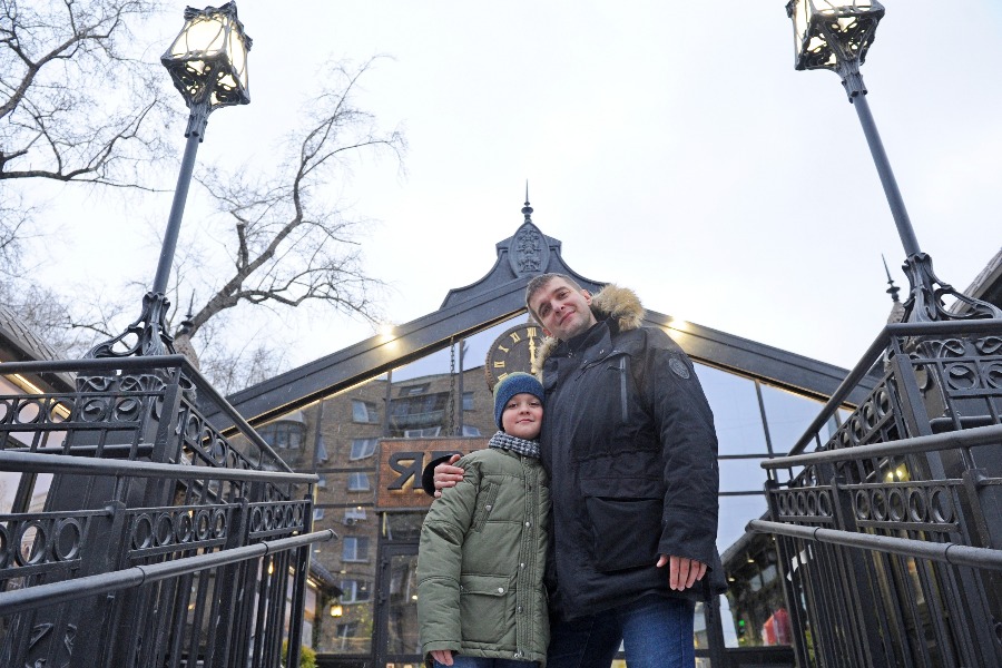 Москвич Эдуард Блинов с сыном Марком возле входа в павильон круглогодичной ярмарки в Савеловском районе города. Это новая торговая площадка начнет свою работу в ближайшие дни