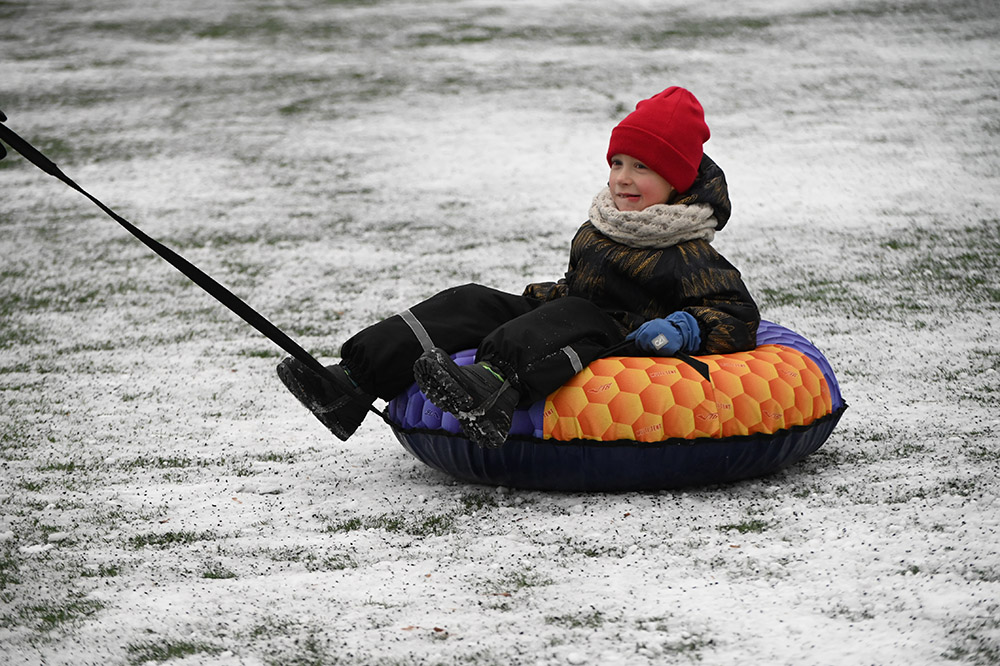 Травматолог предупредил об опасности катания с горки на ватрушке