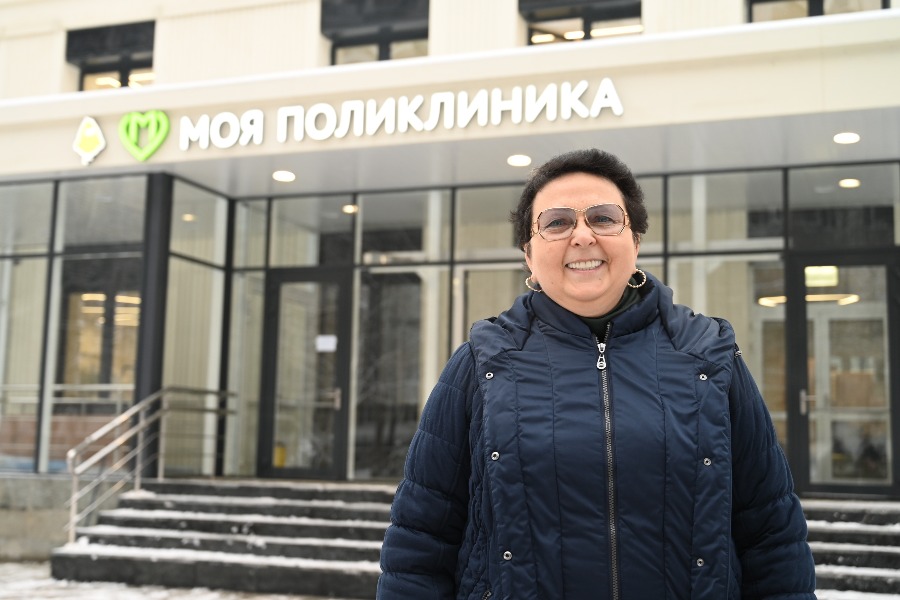 Главный врач детской городской поликлиники № 125 Татьяна Васильева у входа в новое здание филиала № 2 медицинского учреждения, в котором завершается капитальный ремонт по новому московскому стандарту