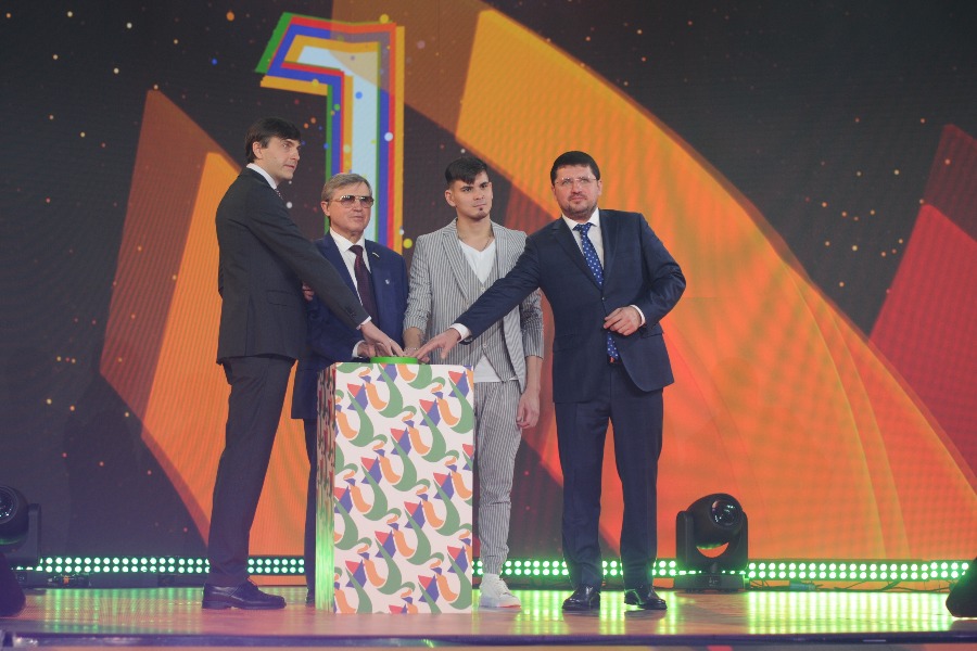 Министр просвещения России Сергей Кравцов, первый зампредседателя Комитета по образованию и науке Госдумы Олег Смолин, бронзовый призер IX Международного чемпионата «Абилимпикс» Денис Евдокимов и руководитель столичного Департамента труда и социальной защиты населения Евгений Стружак