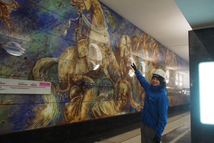 Представитель фирмы- подрядчика Николай Владимиров у панно на станции «Электрозаводская»