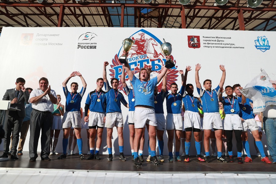 Члены команды Московского авиационного института, обладатели Кубка Департамента спорта Москвы 2019 года, приветствуют болельщиков