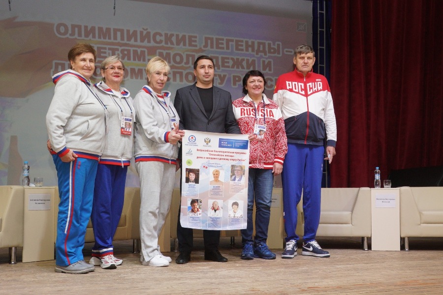 Участники Всероссийской акции «Олимпийские легенды — детям, молодежи и детскому спорту России» в Липецкой области на одной из встреч с горожанами