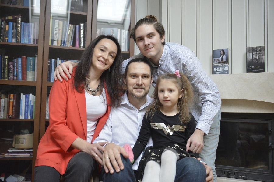 Семья Машковых-Салтеевых воспитывает четырех приемных детей. На фото (слева направо): супруги Диана и Денис, сын Даниил и дочка Дарья в своем доме в Новой Москве. Еще двое детей уже выросли и живут отдельно