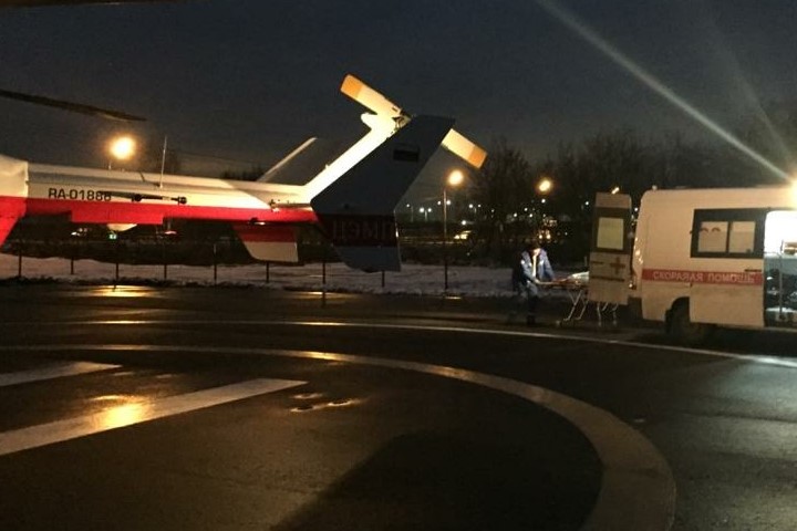 Санитарный вертолет доставил мужчину в московскую больницу