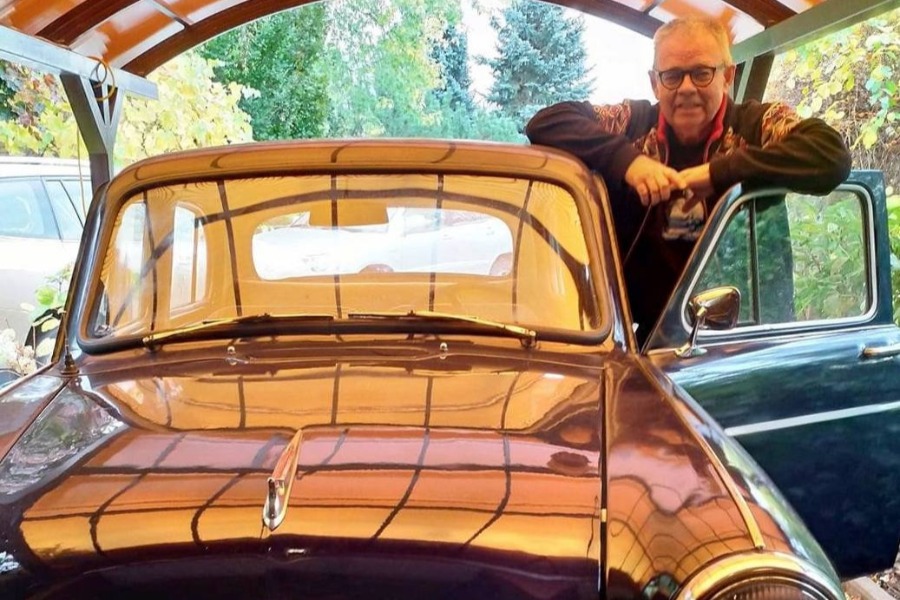 Владимир Мамонтов рядом с отреставрированным «Москвичом»